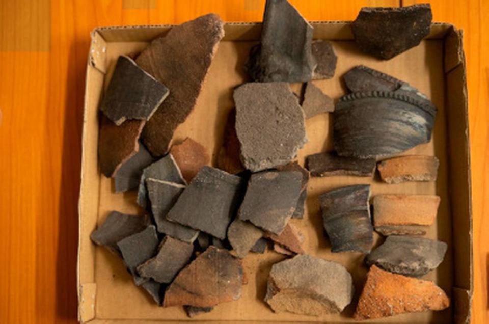 Urzędnicy twierdzą, że kawałki prawdopodobnie wyrzucono jako śmieci, a na niektórych z nich wciąż znajdowała się żywność z późnego średniowiecza.
