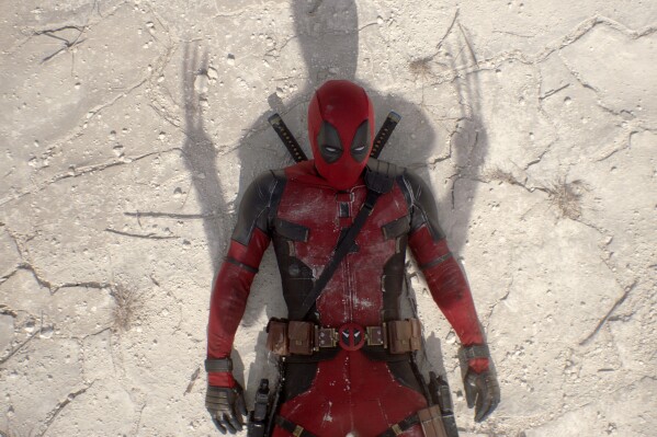 To zdjęcie opublikowane przez 20th Century Studios/Marvel Studios przedstawia Ryana Reynoldsa w roli Deadpoola/Wade’a Wilsona w scenie z filmu "Deadpoola i Wolverine’a." (20th Century Studios/Marvel Studios za pośrednictwem AP)