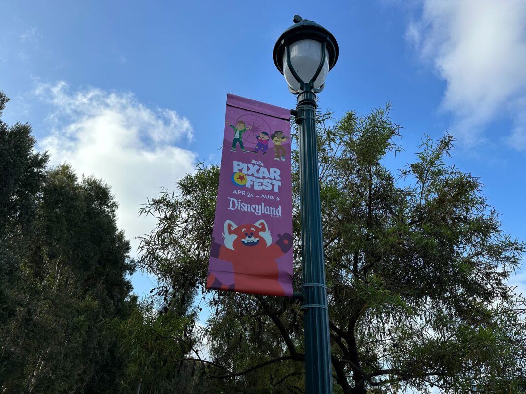 Festiwal Pixara "Zmienia się na czerwony" transparent