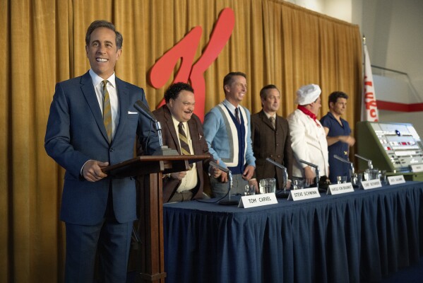 To zdjęcie opublikowane przez Netflix przedstawia Jerry'ego Seinfelda (od lewej), Adriana Martineza, Jacka McBrayera, Thomasa Lennona, Bobby'ego Moynihana i Jamesa Marsdena w scenie z filmu "Nieszronione." (John P. Johnson/Netflix za pośrednictwem AP)