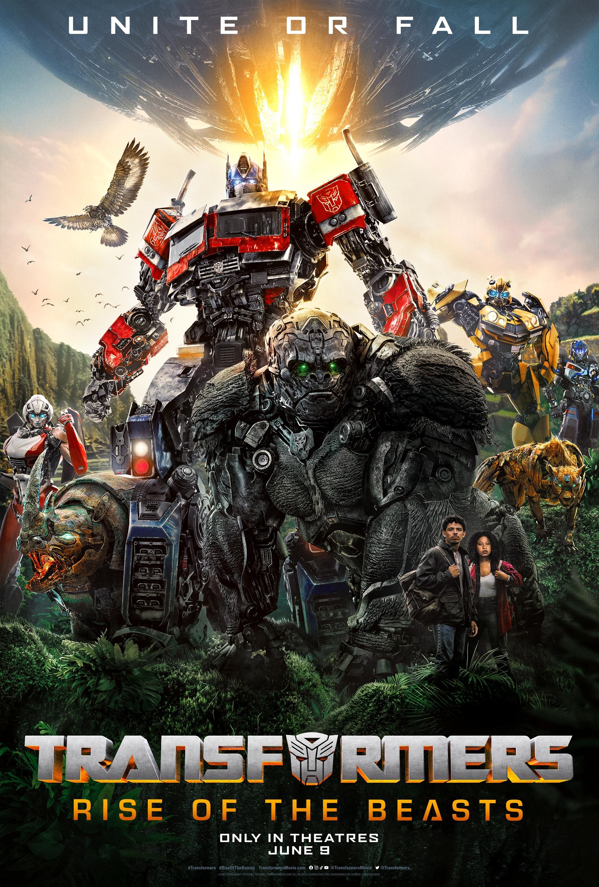 Optimus Prime stoi z Autobotami i Maximalami na plakacie Transformers: Bunt Bestii