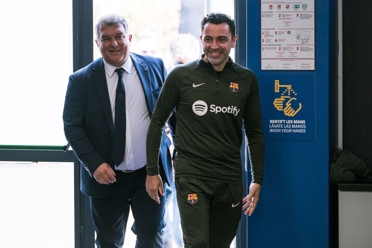Menedżer FC Barcelona Xavi potwierdza decyzję o pozostaniu