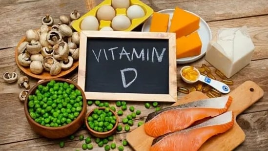 1. Witamina D: ważny składnik odżywczy poprawiający wychwyt glukozy przez komórki i poprawiający metabolizm.  Codziennie wystawiaj się na słońce przez 10–15 minut, aby mieć pewność, że nie brakuje Ci tej kluczowej witaminy.  Oleje z wątroby ryb, miąższ tłustych ryb, żółtko jaj, ser to tylko niektóre ze źródeł witaminy D. Niedobór witaminy D można zaobserwować w objawach takich jak zmęczenie, bezsenność, ból kości, wypadanie włosów i osłabienie mięśni (Unsplash)