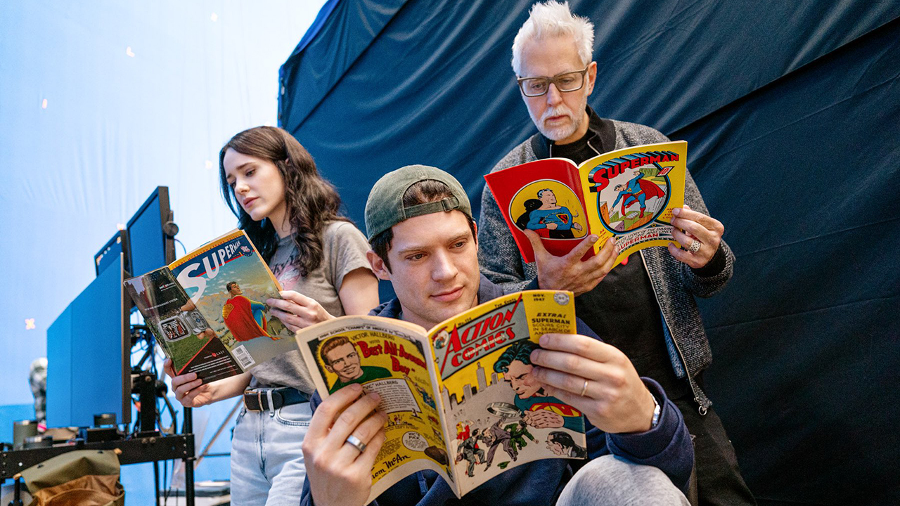 3 osoby czytające oldschoolowe komiksy Supermana.