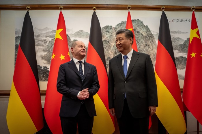 Prezydent Chin Xi Jinping (po prawej) wita kanclerza Niemiec Olafa Scholza 