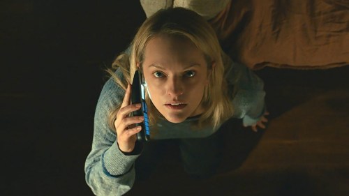 Elisabeth Moss rozmawia przez telefon w scenie z filmu „Niewidzialny człowiek” patrząc z góry.