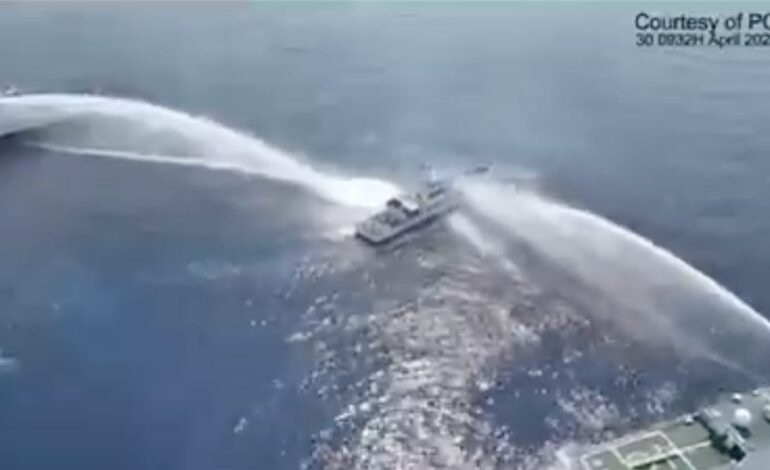 Chiny zderzają się z filipińskim statkiem, uderzają w niego armatką wodną: wideo