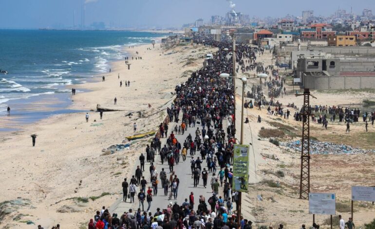 Tysiące Palestyńczyków próbuje wrócić do domu w północnej Gazie, ale staje w obliczu izraelskiego ostrzału