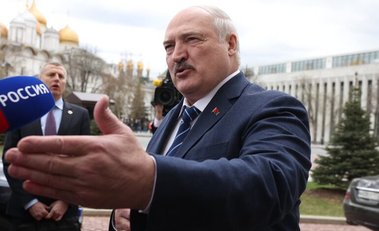 Sojusznik Putina, dyktator Aleksander Łukaszenko, przechwala się, że ma na Białorusi „kilka tuzinów” rosyjskich broni nuklearnych i „przesuwa gotowe do walki wojska bliżej Polski”, aby po ostrzeżeniu przed nuklearną „apokalipsą” stanąć „łeb w łeb” z NATO