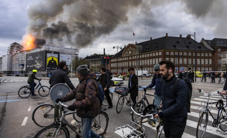 Pożar niszczy Starą Giełdę Papierów Wartościowych w Kopenhadze, której początki sięgają XVII wieku