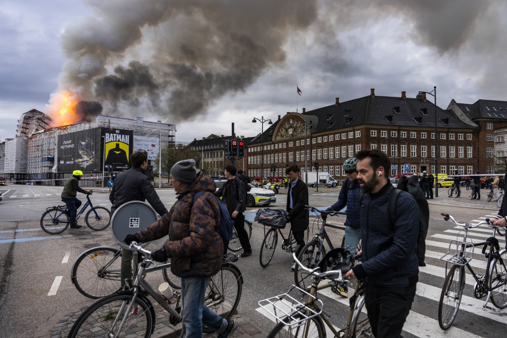 Pożar niszczy Starą Giełdę Papierów Wartościowych w Kopenhadze, której początki sięgają XVII wieku