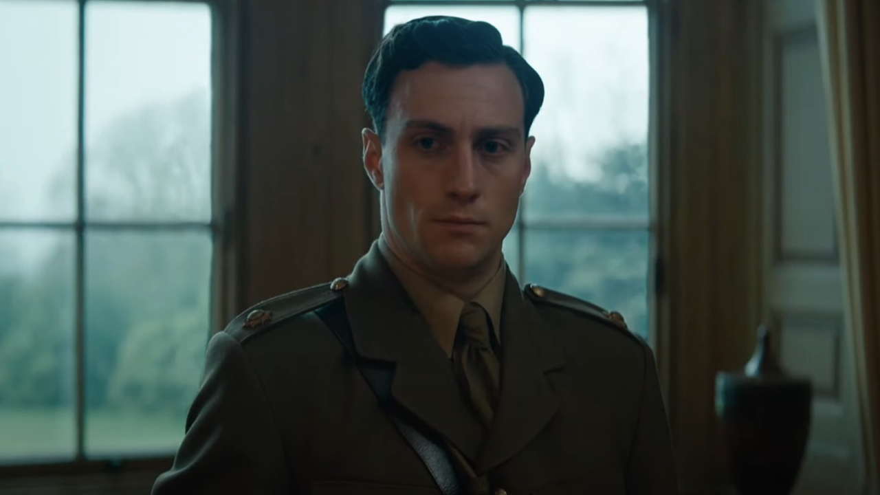 Aaron Taylor-Johnson stojący ponuro w mundurze z I wojny światowej w filmie The King's Man.