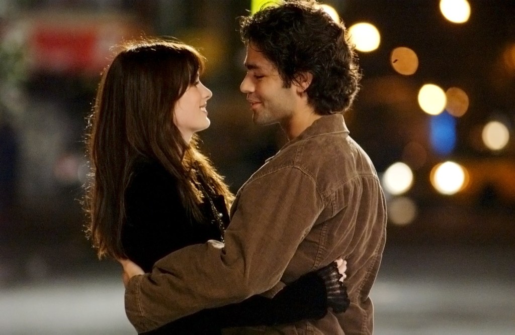 Anne Hathaway i Adrian Grenier w 