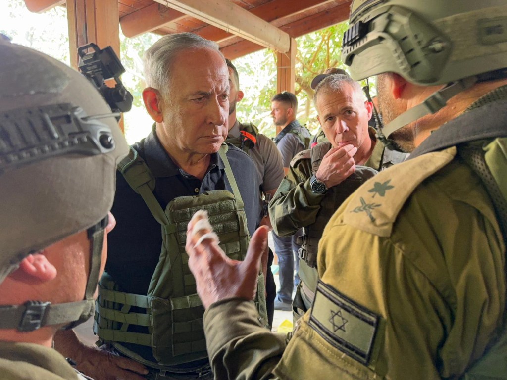 Premier Izraela Benjamin Netanjahu odwiedza granicę Gazy, zwiedzając kibuce Beeri i kibuc Kfar Aza i oglądał ruiny domów, w których miały miejsce masakry.