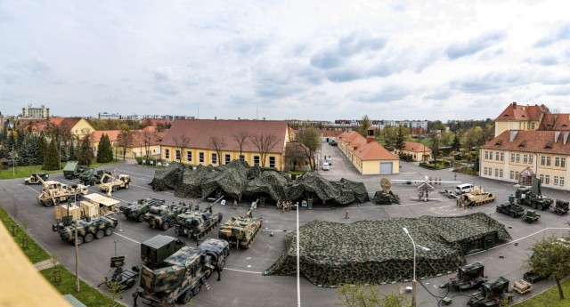 Wyżsi dowódcy wojskowi USA i NATO prowadzą Europejski Szczyt Artylerii Rakietowej w Toruniu, Polska, 18 kwietnia 2023 r. Misją 4. Dywizji Piechoty w Europie jest angażowanie się w międzynarodowe szkolenia i ćwiczenia na całym kontynencie, współpracując z sojusznikami z NATO i regionalnymi partnerami w zakresie bezpieczeństwa zapewnić wiarygodne bojowo siły V Korpusowi, wysuniętemu korpusowi Ameryki rozmieszczonemu w Europie.  (zdjęcie Gwardii Narodowej Armii Stanów Zjednoczonych: sierż. John Schoebel)