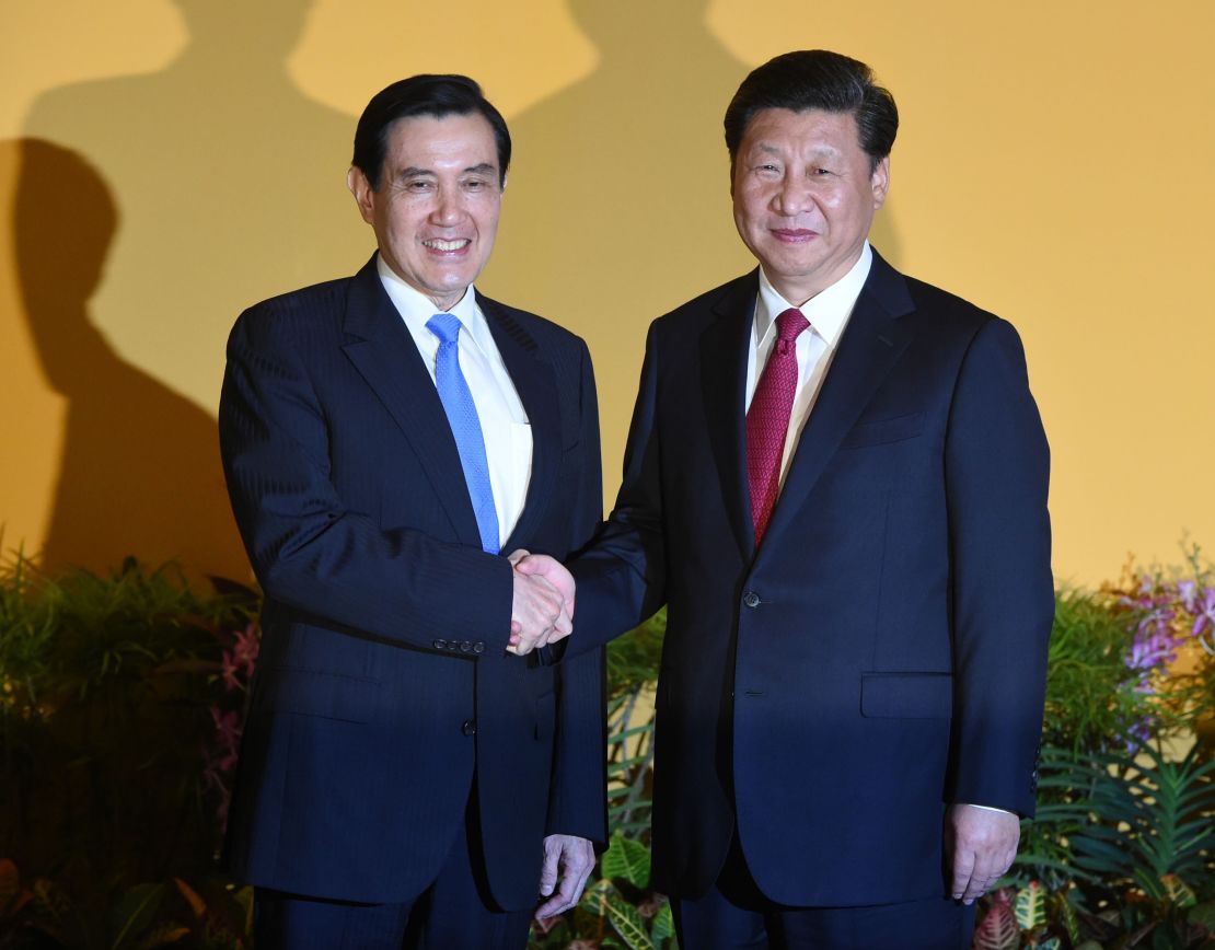 Prezydent Chin Xi Jinping (po prawej) podaje dłoń prezydentowi Tajwanu Ma Ying-jeou (po lewej) przed ich spotkaniem w hotelu Shangrila w Singapurze 7 listopada 2015 r. Przywódcy Chin i Tajwanu organizują historyczny szczyt, na którym odbędzie się niegdyś nie do pomyślenia prezydentura przypieczętować ocieplenie więzi między byłymi rywalami z czasów zimnej wojny.  AFP PHOTO / Roslan RAHMAN (Źródło zdjęcia powinno brzmieć: ROSLAN RAHMAN/AFP za pośrednictwem Getty Images)