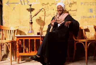 Miejscowy mężczyzna relaksuje się w Luksorze