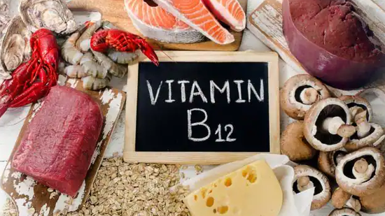 2. Witamina B12: Jest niezbędna w metabolizmie węglowodanów, tłuszczów i białek.  Produkty fermentowane, takie jak dosa, kefir, twaróg itp., są doskonałym źródłem witaminy B12.  Objawy niedoboru witaminy B12 to osłabienie mięśni, problemy z chodzeniem, nudności, utrata masy ciała i drażliwość. (Live Hindustan)