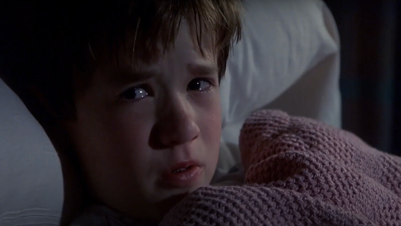 Haley Joel Osment płacze, chowając się pod kocem w „Szóstym zmyśle”.