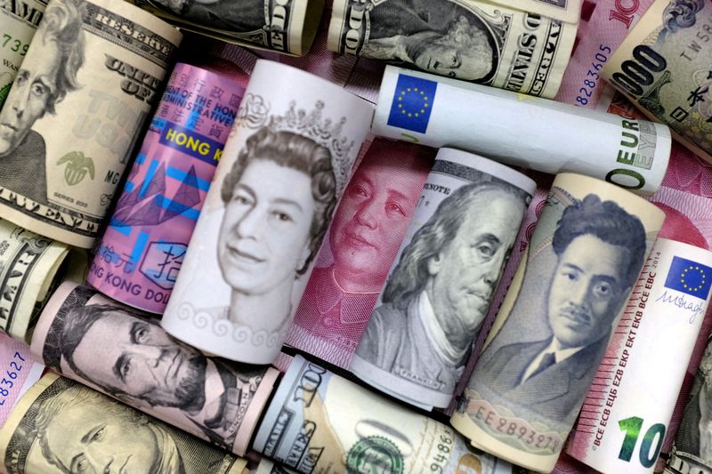 ©Reuters.  ZDJĘCIE PLIKU: Na tej ilustracji widać euro, dolar hongkoński, dolar amerykański, jen japoński, funt i chińskie banknoty 100 juanów, 21 stycznia 2016 r. REUTERS/Jason Lee/Ilustracja/Zdjęcie pliku