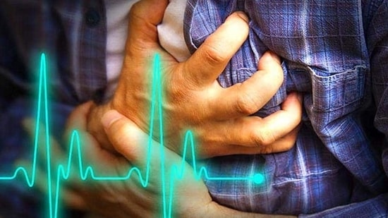 Fala upałów i zawał serca: chociaż osoby ze zdrowym układem sercowo-naczyniowym mogą tolerować ten stres, osoby z istniejącymi wcześniej chorobami serca są w grupie zwiększonego ryzyka, co może prowadzić do zawału serca (Shutterstock)