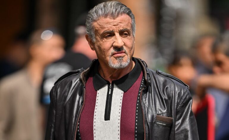 Sylvester Stallone oskarżony o obrazę aktorów drugoplanowych z „Tulsa King” po rezygnacji agencji castingowej