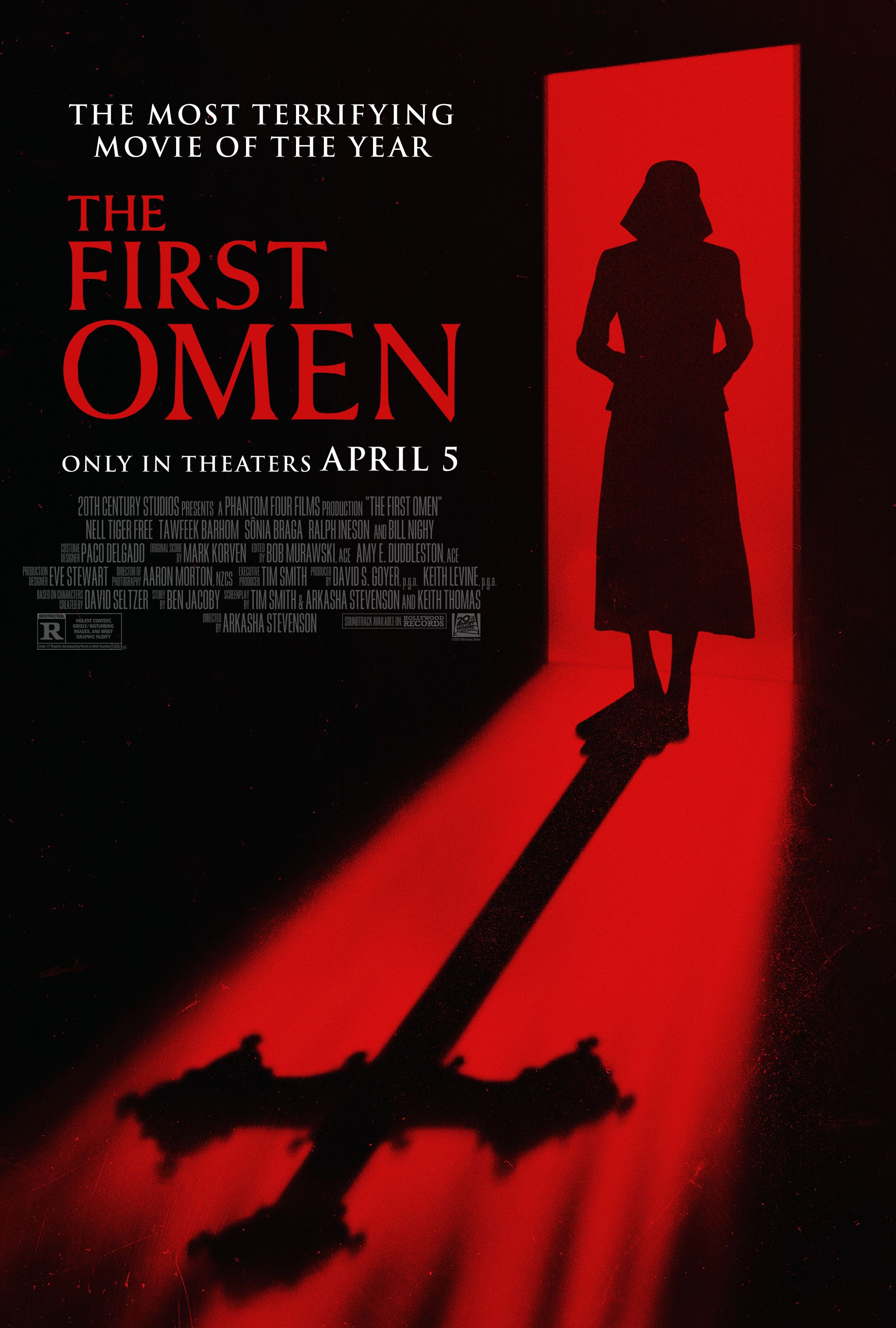 Kobieta stojąca w czerwonych drzwiach z krzyżem w tle na plakacie „Pierwszego Omenu”.