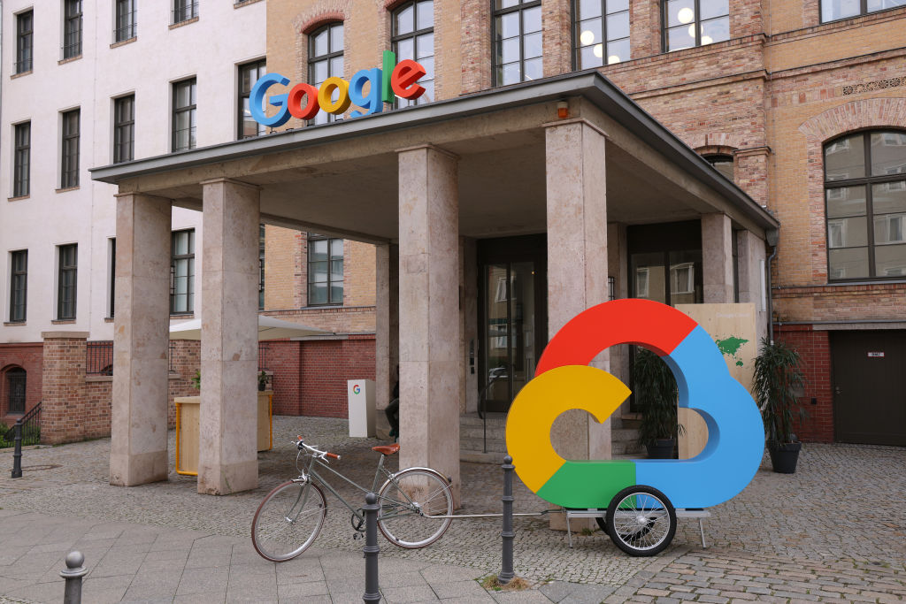 BERLIN, NIEMCY – 31 SIERPNIA: Logo firmy Google i logo Google Cloud stoją przed biurami Google w Niemczech, 31 sierpnia 2021 r. w Berlinie, Niemcy.  Google ogłosił, że zainwestuje miliard euro w różne projekty w Niemczech, przy czym większość środków zostanie przeznaczona na 23 projekty dotyczące energii wiatrowej i słonecznej, które mają zostać uruchomione do 2030 r. Celem tego przedsięwzięcia jest dostarczanie energii elektrycznej ze źródeł odnawialnych do centrów danych Google w Niemczech .  (Zdjęcie: Sean Gallup/Getty Images)