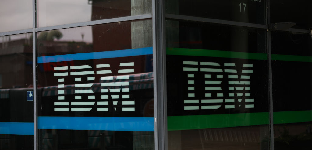 Znak IBM można zobaczyć 4 lipca 2020 r. w Hamburgu w Niemczech.  (Zdjęcie: Jeremy Moeller/Getty Images)