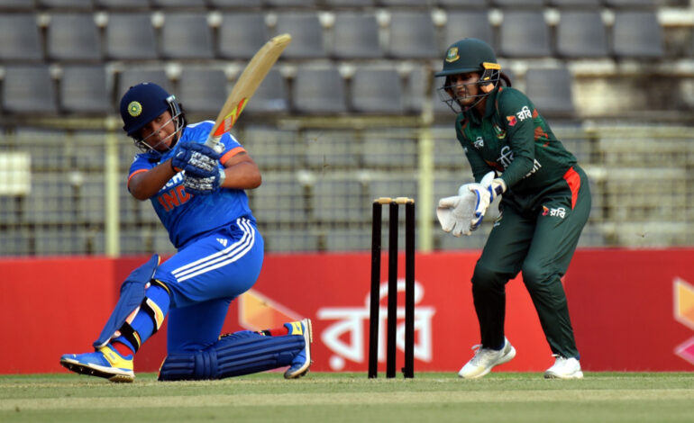 Renuka Singh gra przy piłce, Harmanpreet zdobywa czołowe miejsca, a Indie z łatwością pokonują Bangladesz w pierwszym T20I |  Wiadomości krykieta