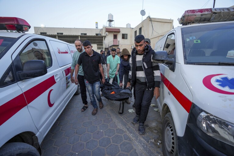 Palestyńczycy niosą ciało pracownika World Central Kitchen w szpitalu Al Aqsa w Deir al-Balah, Strefa Gazy, wtorek, 2 kwietnia 2024 r. Grupa pomocowa World Central Kitchen twierdzi, że izraelski strajk, w wyniku którego zginęli pracownicy w Gazie o godz. co najmniej siedem osób, w tym kilku obcokrajowców.  (AP Photo/Abdel Kareem Hana)