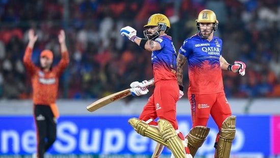 Kapitan drużyny Royal Challengers Bengaluru, Faf du Plessis i jego kolega z drużyny Virat Kohli (po lewej), biegają między bramkami podczas meczu krykieta Twenty20 indyjskiej Premier League (IPL) pomiędzy Sunrisers Hyderabad i Royal Challengers Bengaluru (AFP)