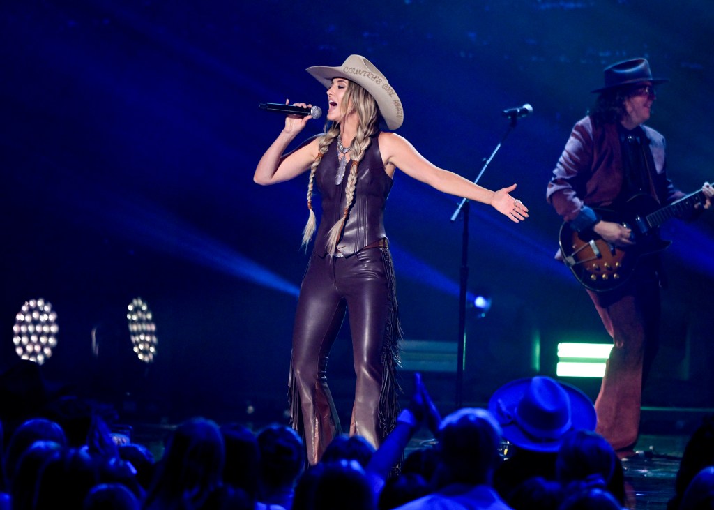 Lainey Wilson występuje na scenie podczas ceremonii rozdania nagród CMT Music Awards 2024, która odbyła się w Moody Center 7 kwietnia 2024 r. w Austin w Teksasie.