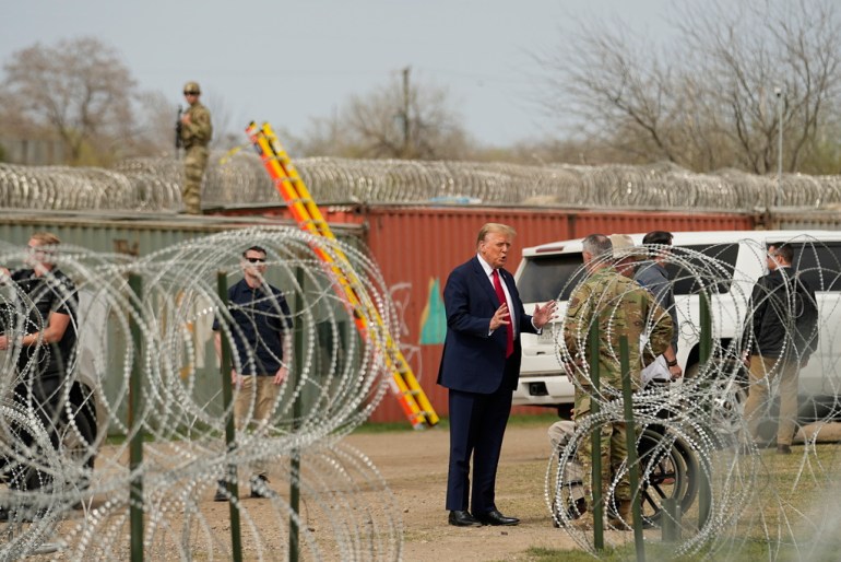 Republikański kandydat na prezydenta, były prezydent Donald Trump, rozmawia z generałem dywizji Thomasem Suelzerem, adiutantem generalnym stanu Teksas, w Shelby Park podczas wizyty na granicy USA-Meksyk, czwartek, 29 lutego 2024 r.