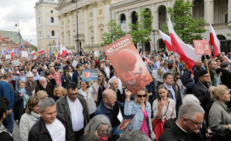 Dziesiątki tysięcy maszerują przeciwko aborcji w Warszawie