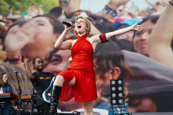 Maggie Rogers występuje podczas trzeciego dnia festiwalu muzycznego Lollapalooza w sobotę, 5 sierpnia 2023 r. w Grant Park w Chicago.  (Zdjęcie: Amy Harris/Invision/AP)