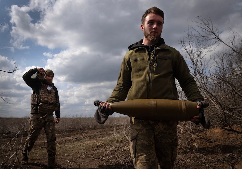 Ukraińscy żołnierze niosą pociski w pobliżu miasta Bachmut w obwodzie donieckim, 25 marca 2024 r. (AP)