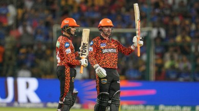 Travis Head i Abhishek Sharma w akcji SRH dla RCB w Bengaluru.  (BCCI)