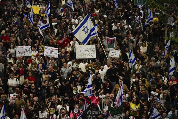 Ludzie protestują przeciwko rządowi izraelskiego premiera Benjamina Netanjahu i wzywają do uwolnienia zakładników przetrzymywanych w Strefie Gazy przez grupę bojowników Hamasu w Tel Awiwie, Izrael, sobota, 27 kwietnia 2024 r. (AP Photo/Ohad Zwigenberg)