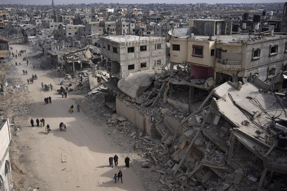 Palestyńczycy idą przez zniszczenia po izraelskiej ofensywie powietrznej i lądowej w Khan Younis w południowej Gazie, poniedziałek, 8 kwietnia 2024 r. Zdjęcie: (Fatima Shbair / AP)