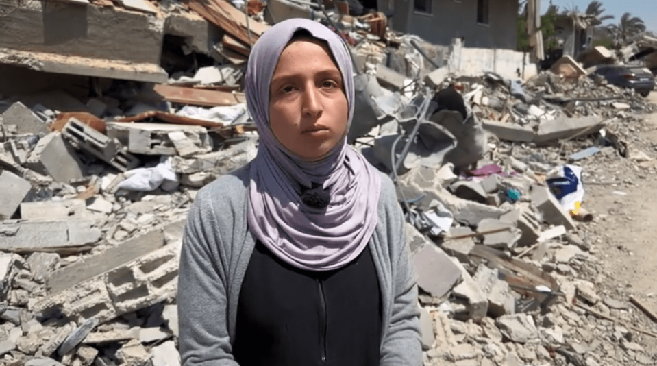 Siraj al-Najjar (19 lat) przeszukuje gruzy domów w Khan Younis w poszukiwaniu szczątków krewnych.  (Wiadomości NBC)
