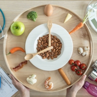 Zegar wykonany z jedzenia, wizualna reprezentacja jedzenia ograniczonego czasowo.