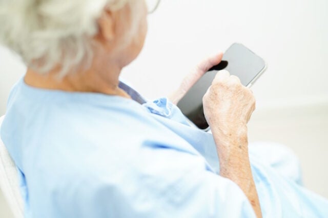 https://www.vecteezy.com/photo/35507895-azjatycka-starsza-kobieta-nosząca-okulary-lub-okulary-wzrokowe-używająca-smartfona-w-domowej-opiece-usługa