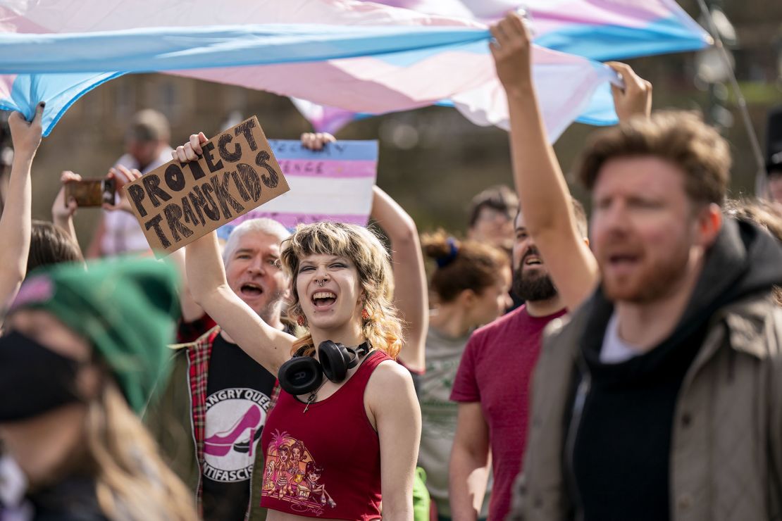 Kontrprotestujący na rzecz praw osób transpłciowych wymieniali okrzyki z uczestnikami wiecu Niech przemówią kobiety.