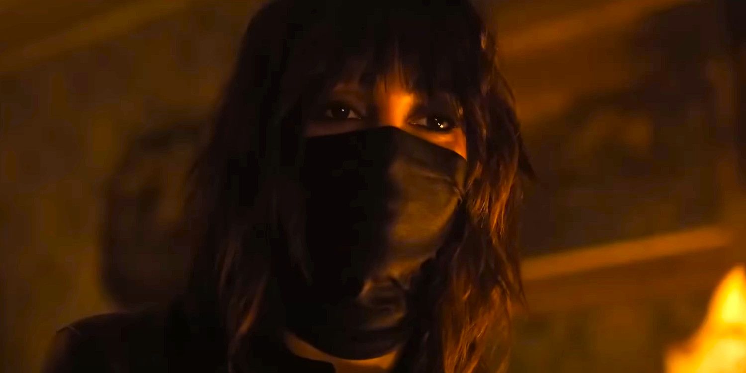 Melissa Barrera jako Joey w czarnej masce zakrywającej dolną część twarzy w Abigail