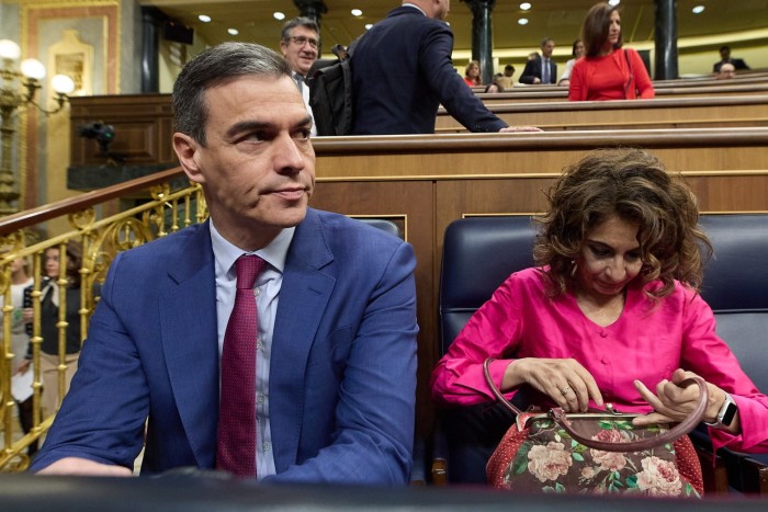 Pedro Sánchez oraz pierwsza wiceprezes i minister finansów Maria Jesus Montero