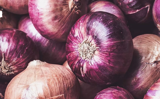 Oto dlaczego tego lata powinieneś dodać surową cebulę do swojej sałatki