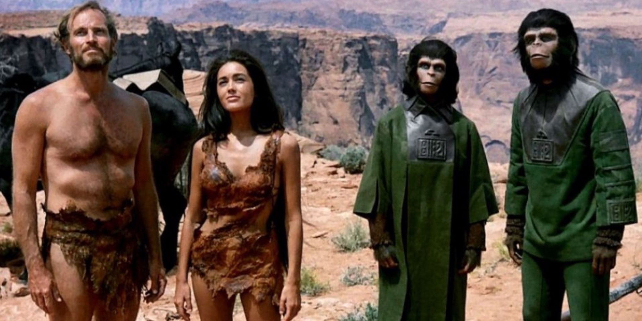 Zira i Cornelius stoją z Novą i Taylorem w Planecie małp