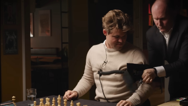 Magnus Carlsen niedawno przeszedł test na wykrywaczu kłamstw i jednocześnie grał w szachy.  (ZDJĘCIE: Zrzut ekranu dzięki uprzejmości Chess dot com)