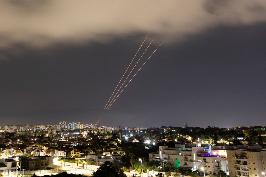System antyrakietowy działa po tym, jak Iran wystrzelił drony i rakiety w kierunku Izraela, jak widać z Aszkelonu w Izraelu, 14 kwietnia 2024 r. REUTERS/Amir Cohen TPX OBRAZY DNIA